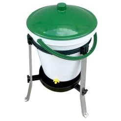 Abreuvoir Poule Sur Pieds Avec Seau Rivus 17L - River Systems 10 Abreuvoir Poule Sur Pieds Avec Seau Rivus 17L - River Systems -Poulailler Série Magasin abreuvoir a seau sur pied 17 litres rivus river systems dessus
