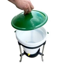 Abreuvoir Poule Sur Pieds Avec Seau Rivus 17L - River Systems 11 Abreuvoir Poule Sur Pieds Avec Seau Rivus 17L - River Systems -Poulailler Série Magasin abreuvoir a seau sur pied 17 litres rivus river systems ouvert