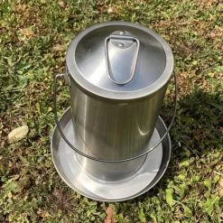 Abreuvoir Poule En Acier Inoxydable 4L - Gaun 10 Abreuvoir Poule En Acier Inoxydable 4L - Gaun -Poulailler Série Magasin abreuvoir inox volaille 4l vue dessus anse et anneau d attache