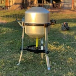 Abreuvoir Galvanisé Sur Pied Type 30L 11 Abreuvoir Galvanisé Sur Pied Type 30L -Poulailler Série Magasin abreuvoir volailles galvanise 30 litres avec poules ouvert