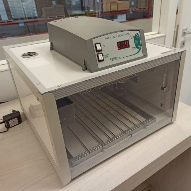 Couveuse Automatique Digitale Poule Cip Cip 40 Mini LED PVC Capacité 40 œufs - FIEM 4 Couveuse Automatique Digitale Poule Cip Cip 40 Mini LED PVC Capacité 40 œufs - FIEM – Image 2