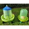 Kit Plastique Recyclé 7/8 Poules Abreuvoir 10L Et Mangeoire 12Kg à Pieds 2 Kit Plastique Recyclé 7/8 Poules Abreuvoir 10L Et Mangeoire 12Kg à Pieds -Poulailler Série Magasin kit eco recycle gaun 10l 12kg