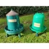 Kit Plastique Recyclé 5/6 Poules Abreuvoir 8L Et Mangeoire 8Kg à Pieds 1 Kit Plastique Recyclé 5/6 Poules Abreuvoir 8L Et Mangeoire 8Kg à Pieds -Poulailler Série Magasin kit eco recycle gaun 8l 8kg