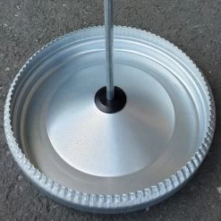 Mangeoire Galva Silo 5Kg + Couvercle 13 Mangeoire Galva Silo 5Kg + Couvercle -Poulailler Série Magasin mangeoire metal avec couvercle 15kg detail pied 1