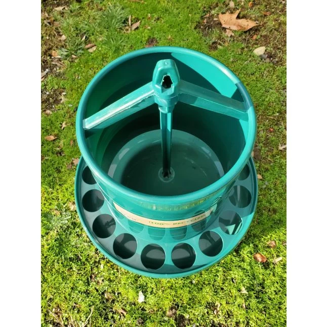 Gaun Mangeoire Poule à Pieds En Plastique Recyclé Eco 8Kg 5 Gaun Mangeoire Poule à Pieds En Plastique Recyclé Eco 8Kg – Image 3