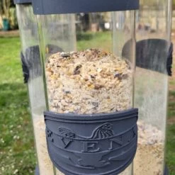 Mangeoire Pour Poule En Plastique Gris Tube Transparent 7kg Prima - Evena 18 Mangeoire Pour Poule En Plastique Gris Tube Transparent 7kg Prima - Evena -Poulailler Série Magasin mangeoire poule plastique tube transparent detail logo