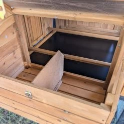 Pondoir Pour Poulailler Finlandais 10 Pondoir Pour Poulailler Finlandais -Poulailler Série Magasin poulailler finlandais toit tole isole 4 a 8 poules vue interieur pondoir 2