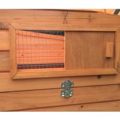 Poulailler Sussex XL Toit Shingle Noir Ouvrant 6 à 10 Poules Bois FSC 31 Poulailler Sussex XL Toit Shingle Noir Ouvrant 6 à 10 Poules Bois FSC -Poulailler Série Magasin poulailler sussex detail trappe grillagee 1