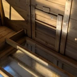 Poulailler Farmer XL Toit Tôle Ouvrant 6 à 10 Poules Bois FSC Avec Rehausse 19 Poulailler Farmer XL Toit Tôle Ouvrant 6 à 10 Poules Bois FSC Avec Rehausse -Poulailler Série Magasin poulialler farmer avec rehausse interieur detail 1